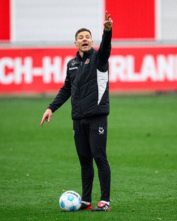 爱游戏登录入口 - 勒沃库森发布备战花絮，赛前复出首秀，社区盾任务艰巨，临场指挥获称赞