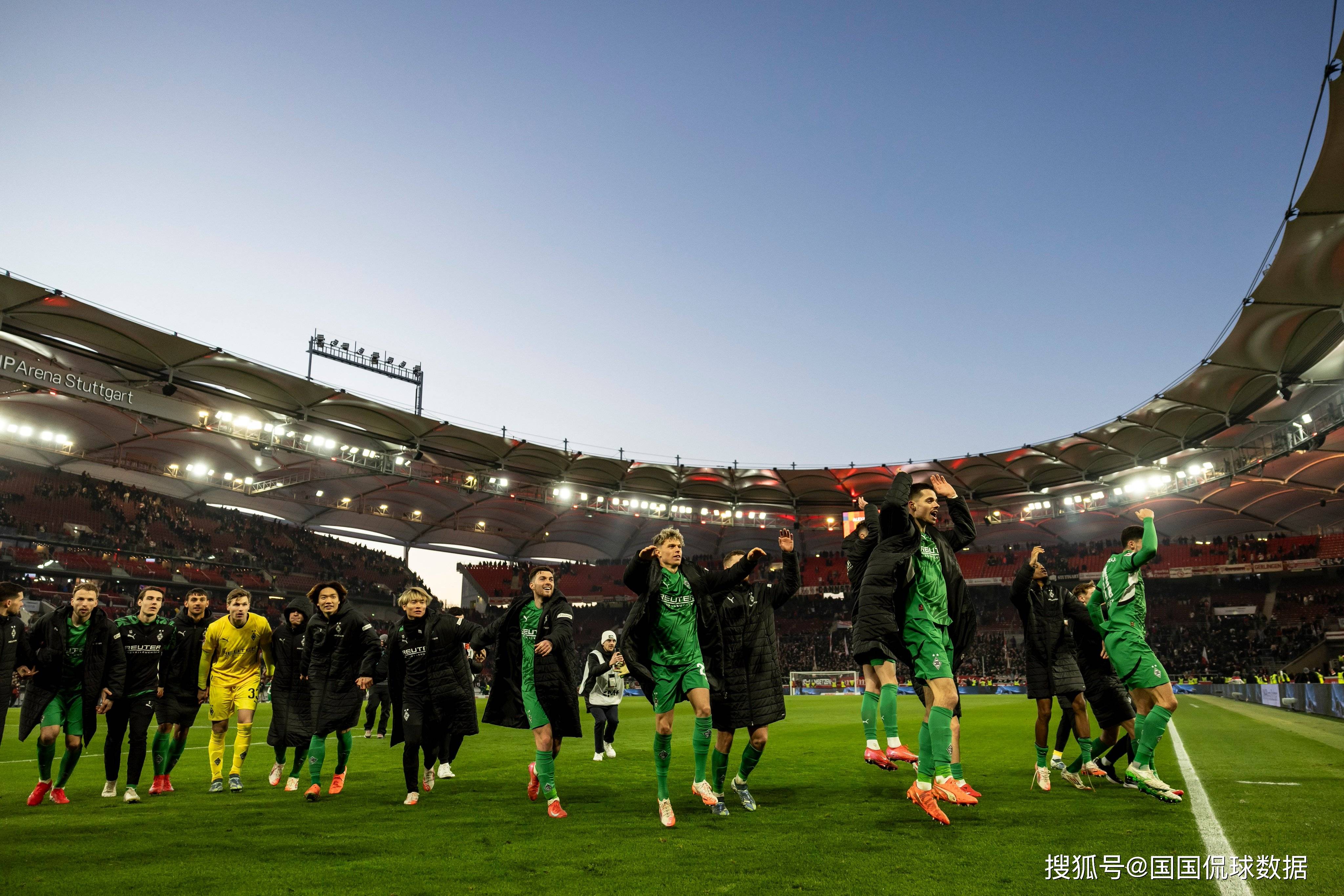 爱游戏平台 -转会期法兰克福门线救险——德甲节点到来；震撼外界；心理建设被强调(德甲法兰克福和拜仁)